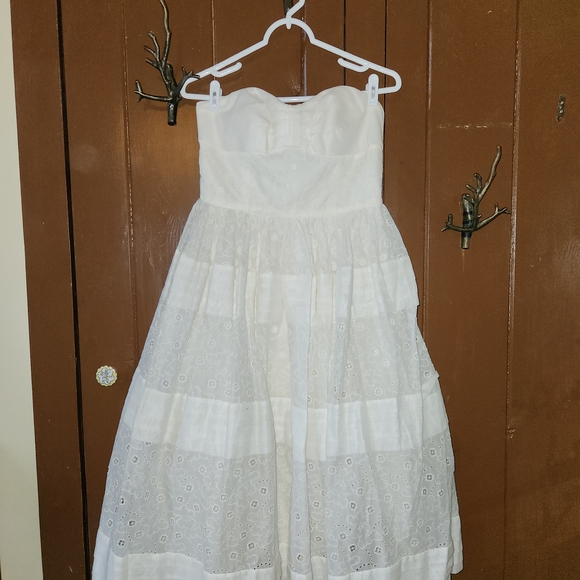 Chic Strapless White Lace Dress - Picture 1 of 12